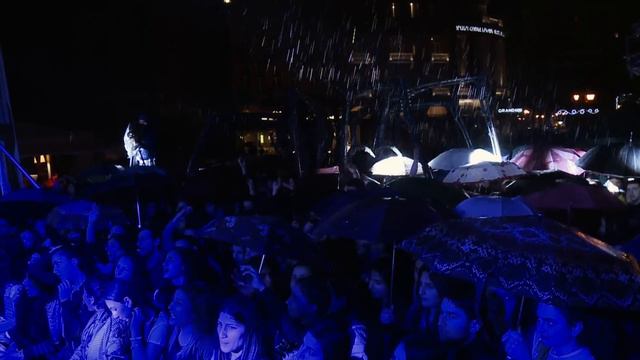 Garik & Sona - srtid banalin (live at Aznavour square) HD смотреть онлайн