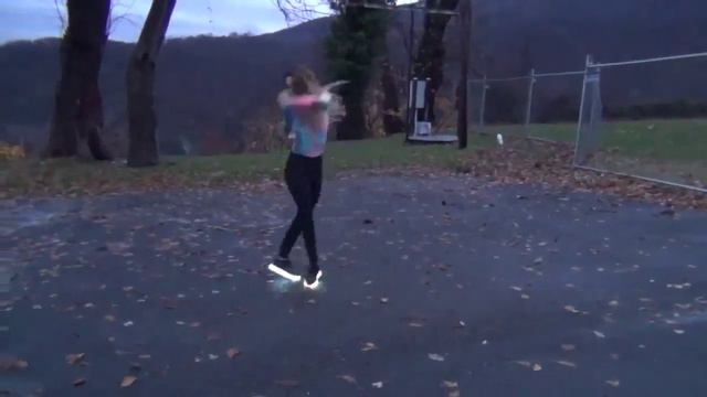 Девочка атмосферно танцует смотреть онлайн