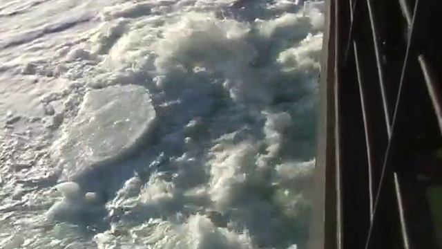 Ледокол колет лёд. (ледокол "Россия") смотреть онлайн