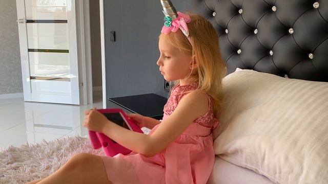 Ариша и малышка Ева собираются вместе посмотреть смотреть онлайн