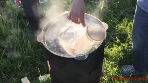 Уха из судака в казане на природе