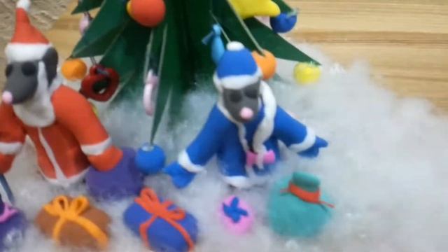 Поделка на Новый год Мышиные Дед Мороз и Снегурочка и маленькие мышки из воздушного пластилина 2 смотреть онлайн