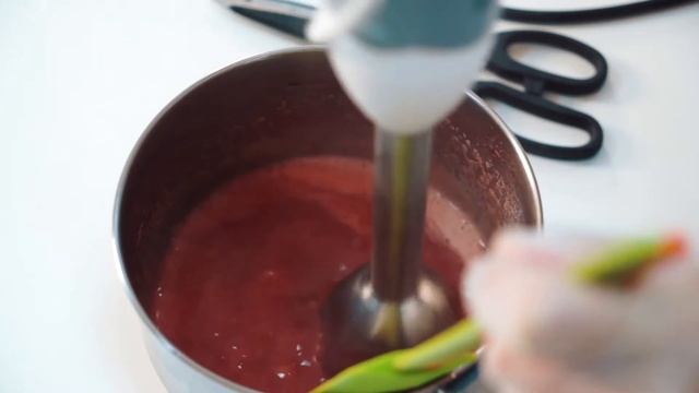 ПРИГОТОВЛЕНИЕ КОНФИ 2 ЧАСТЬ/ МАКАРОН малиновые на французской меренге / Ягодные Конфи смотреть онлайн