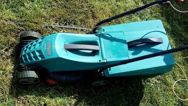 Отзыв о газонокосилке Bosch Rotak 32, работает у меня уже пятый год. Полезные советы по эксплуатаци смотреть онлайн