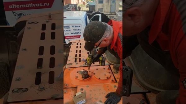 Обычная работа без креатива.Замена масла гидросистемы и редуктора поворота на Doosan DX225LCA