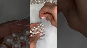 Как красиво спрятать узелок из лески при плетении сумочек из бусин