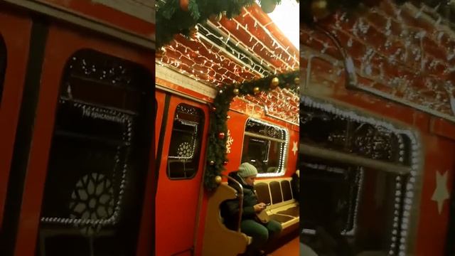 Новогодний поезд в московском метро. смотреть онлайн