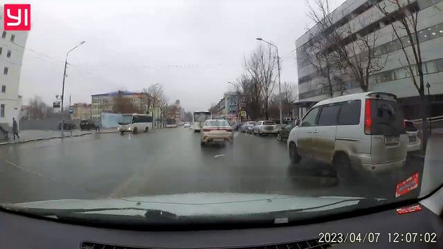 Пассажирский автобус в Южно-Сахалинске грубо нарушил ПДД и попал на видео смотреть онлайн