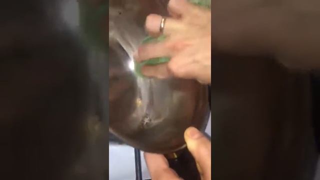 Отмываем пригоревшую кастрюлю смотреть онлайн
