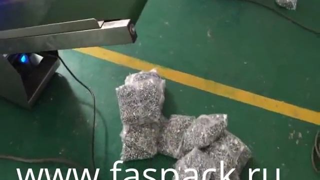 Фасовка саморезов на вертикальной упаковочной машине с вибрационным весовым дозатором. смотреть онлайн