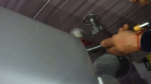 Как правильно установить сливной бачок на унитаз