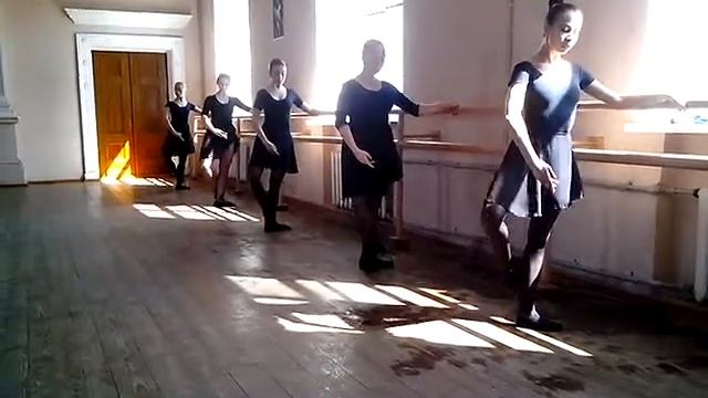 Урок классического танца - Battement developpe (у станка) смотреть онлайн