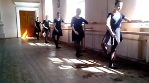 Урок классического танца - Battement developpe (у станка)