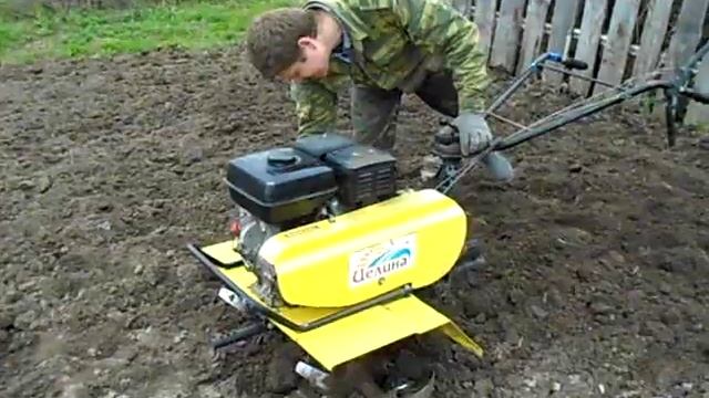 Вспашка огорода мотоблоком Целина. смотреть онлайн