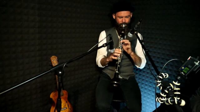 Michael Sarana ft. TeaForTwo - Mackie Messer (Kurt Weill) clarinet, ubass, ukulele. смотреть онлайн