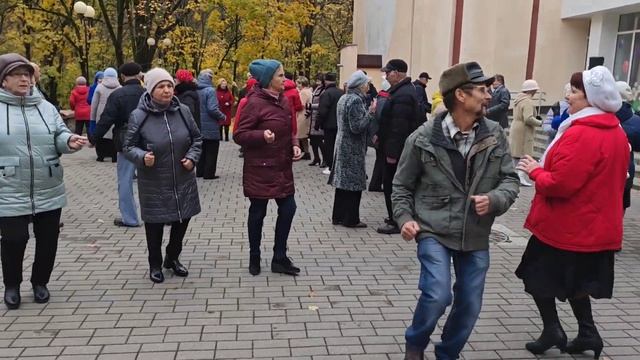 29.10.23г..."СНЕГУРОЧКА"... Пётр Сотник...звучит на танцполе в ГОМЕЛЕ... смотреть онлайн
