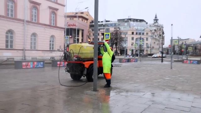 Промывка ограждений и плиточного покрытия у станции метро «Чистые пруды»