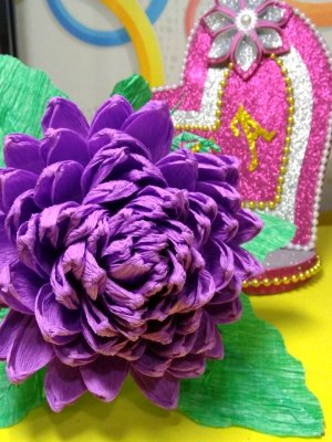 ОТЛИЧНАЯ ИДЕЯ///ГЕОРГИНА ИЗ ГОФРИРОВАННОЙ БУМАГИ георгина.wmv