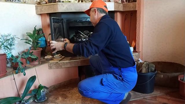 Почистване на стъкло на камина с пепел. /Очистка стекла камина золой/. смотреть онлайн