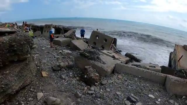 Самый ужасный пляж Сочи. Лазаревское 2022. Опасно! смотреть онлайн