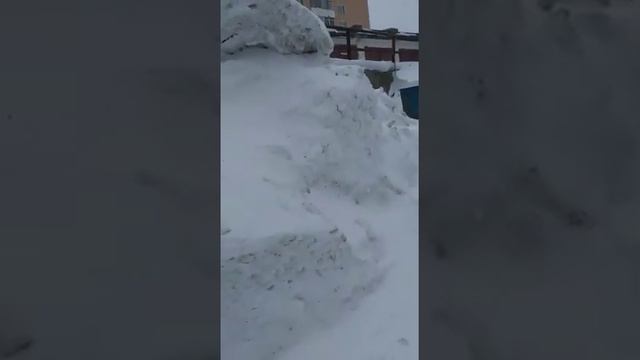 Улица Капитанская в городе Холмск завалена снегом смотреть онлайн