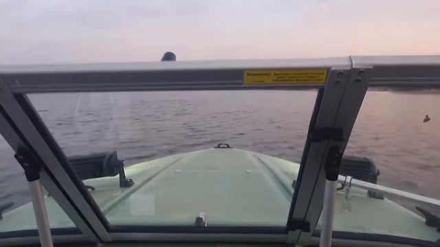 Tohatsu MFS9.9E (20) SOLAS 9 1/4 х 11 сталь (артикул: 5121-093-11) с пассажиром смотреть онлайн