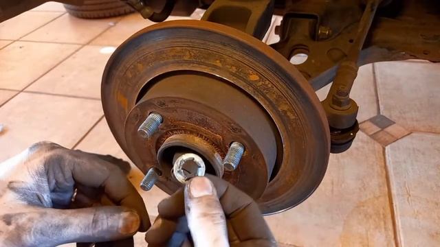 Trocando o disco e pastilhas de freio do Ford Ka 2011/12 - Zetec Rocam (Procedimento bem simples) смотреть онлайн