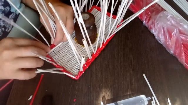 Плетение из газетных трубочек! СУХАРНИЦА (хлебница) смотреть онлайн
