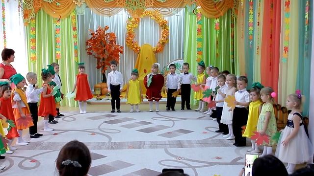 Детская, осенняя песня "Падают, падают листья" Средняя гр. смотреть онлайн