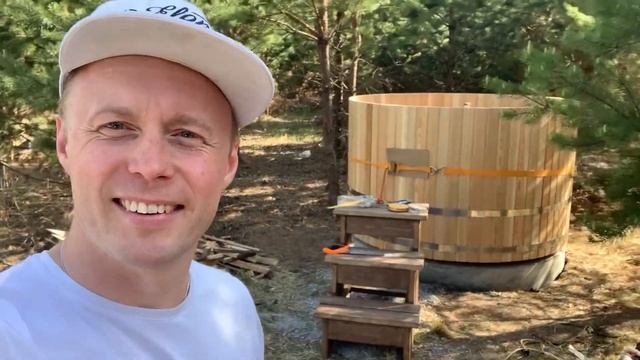 Самый дешевый дом на лесном участке с установкой фурако (бочка с подогревом)| DIY Hottube смотреть онлайн