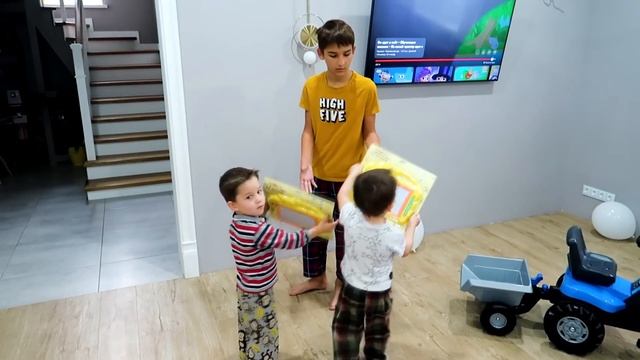 МАЛЬЧИКАМ 4 ГОДА ? ◾ РЕАКЦИЯ НА ПОДАРКИ ?? ◾ ИСТОРИЯ С ПРЯНИКАМИ ◾ НЕОЖИДАННЫЙ СЮРПРИЗ ? смотреть онлайн