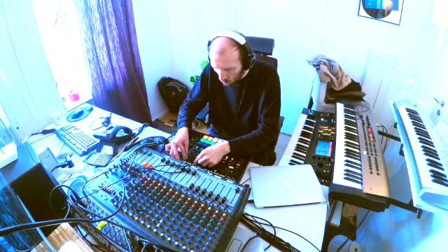 Live Trance with AKAI KEY 61 AND ROLAND MC 707-DAWLESS смотреть онлайн