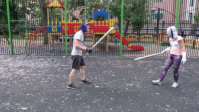 Урок фехтования катаной. Кендзюцу. Спарринг на длинных мечах на улице летом смотреть онлайн
