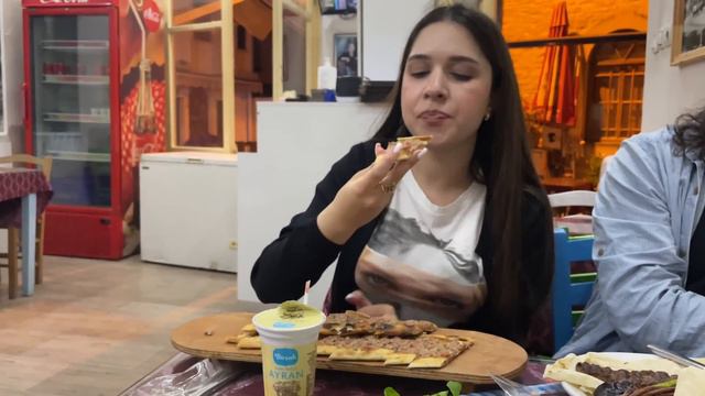 ТУРЕЦКАЯ УЛИЧНАЯ ЕДА/KUMRU, BOMBA, KÖFTE #turkey #mukbang смотреть онлайн