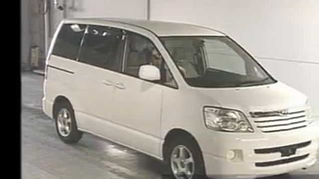 2004 TOYOTA NOAH X_ AZR60G