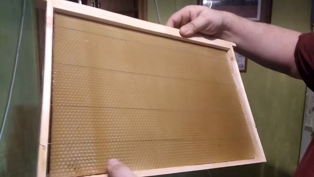 Пчеловодство с нуля - Матрица для вощины - Наващиваем рамки самодельной вощиной смотреть онлайн
