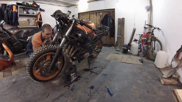 Разбираю мот. Снятие выхлопа и системы охлаждения. смотреть онлайн