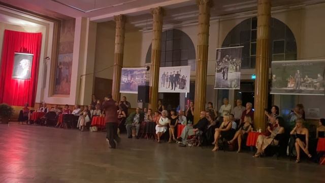 Julio & Geraldine - Oigo Tu Voz смотреть онлайн