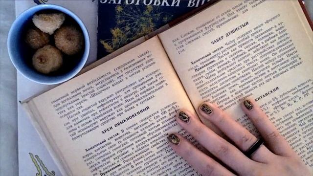 АСМР Листаем книги и хрустим печеньками смотреть онлайн