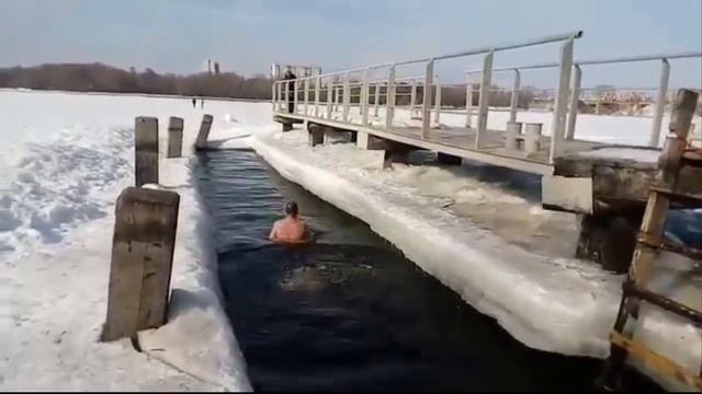 Сальто назад в #прорубь, прыжки, ныряния в ледяную воду 25.03.2018 смотреть онлайн