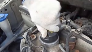 Лайфхак как открутить крышку маслозаливной горловины на Hyundai Getz || Простой способ