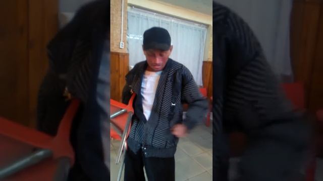 бухой в баре танцует со стулом прикол смотреть онлайн