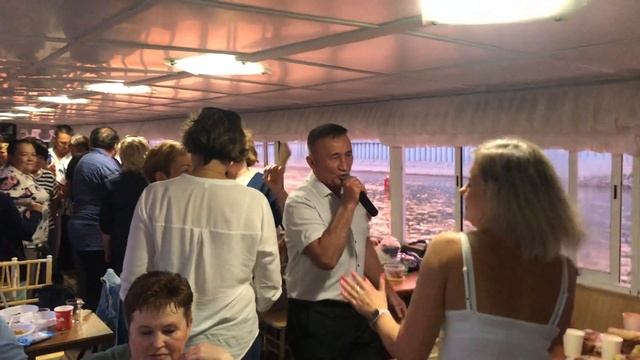 Зажигательные танцы на теплоходе в Уфе от души. Ринат Рахматуллин смотреть онлайн