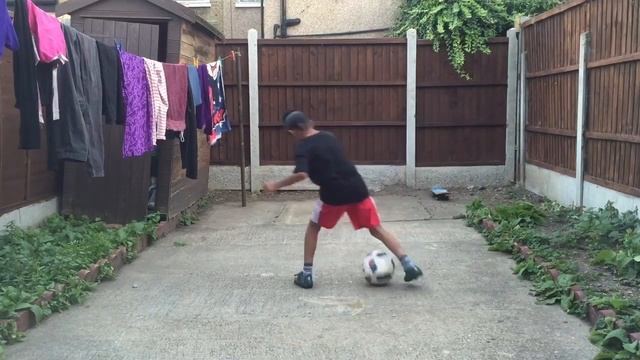 HOW TO PLAY LIKE PROFESSIONAL FOOTBALLERS /AN FREESTYLERS смотреть онлайн