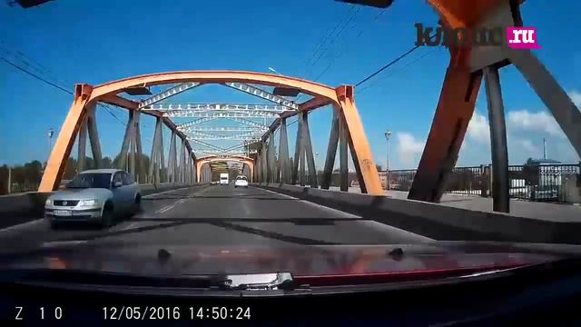 Водитель, ты судак: грузовик едет по реверсивной полосе на "красный" смотреть онлайн
