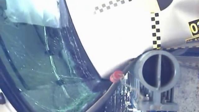 Crash Test 2002 - 2005 Toyota Camry / Daihatsu Altis (Pole Test) NHTSA смотреть онлайн