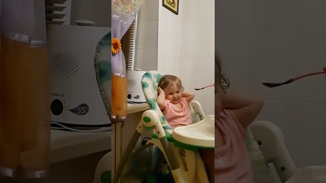 маленькая девочка не хочет есть суп