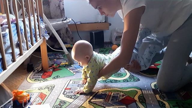 Как научить малыша ползать // Упражнения смотреть онлайн