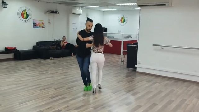 Caliente Dance Studio Singapore Kizomba Soha - Mil Pasos смотреть онлайн