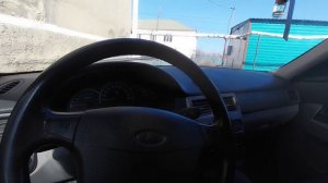 Приора. щёлкает в переднем стакане на кочках.